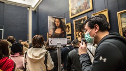 Des visiteurs chinois et asiatiques au musée du Louvre à Paris avec un masque, le 27 janvier 2020 (photo d'illustration). (SADAK SOUICI / LE PICTORIUM / MAXPPP)