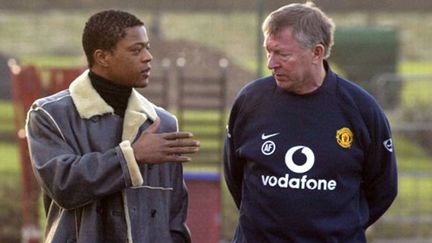 Le défenseur de Manchester United, Patrice Evra et son ancien entraîneur Sir Alex Ferguson