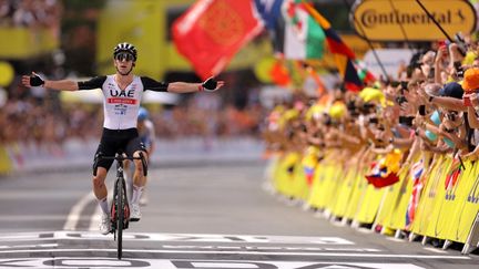 Le cycliste britannique Adam Yates a remporté la première étape du Tour de France, le 1er juillet 2023 à Bilbao (Espagne). (THOMAS SAMSON / AFP)