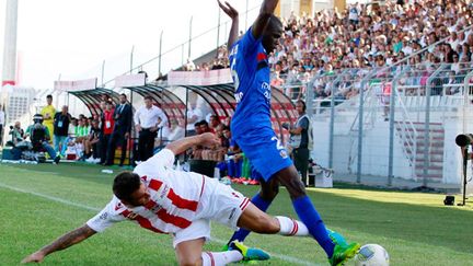 Mutu tente de tacler Genevois (PASCAL POCHARD-CASBIANCA / AFP)