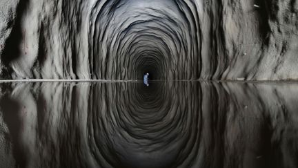 Un ouvrier travaille &agrave; la construction du tunnel Cuncas II, un projet visant &agrave; r&eacute;partir l'eau de la rivi&egrave;re Sao Francisco vers les &eacute;tats les plus secs du Br&eacute;sil, ld 28 janvier 2014. (UESLEI MARCELINO / REUTERS)