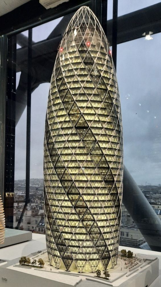 Les maquettes de certaines réalisations, comme la célèbre tour St Mary Axe, à Londres (ANNE CHEPEAU / FRANCEINFO / RADIO FRANCE)