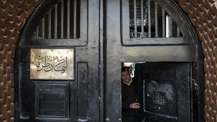 Un policier à l'entrée de la prison de Tora, au sud du Caire, le 11 février 2020.&nbsp;&nbsp; (KHALED DESOUKI / AFP)