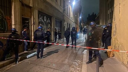 Tôt, ce mardi 22 octobre, les forces de l'ordre ont évacué un squat à Lyon. Cinq personnes en situations irrégulières ont été interpellées. (Sébastien Gervais, collectif soutien aux migrants Croix Rousse)