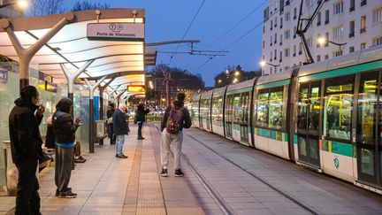 Une station de tramway à Paris, le 6 février 2023. (ELODIE ARROYO / HANS LUCAS / AFP)