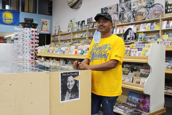 Fasil dans son épicerie&nbsp;à&nbsp;Oakland (Etats-Unis), le 28 septembre 2020. (ROBIN PRUDENT / FRANCEINFO)