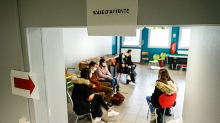 Des élèves patientent dans une salle d'attente lors d'une opération de tests du Covid-19, à Montivilliers, en Seine-Maritime (illustration). (SAMEER AL-DOUMY / AFP)