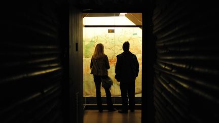 Des visiteurs scrutent une carte, au sein des War Rooms, dans la nuit du 4 octobre 2013, à Londres
 (Carl Court / AFP)