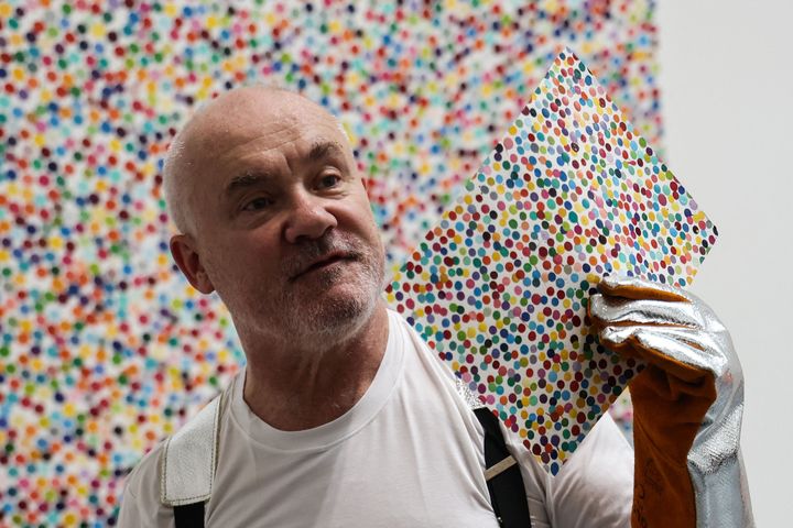 L'artiste britannique Damien Hirst montre une de ses oeuvres promise au feu, mardi 11 octobre 2022 dans son atelier londonien.&nbsp; (ISABEL INFANTES / AFP)