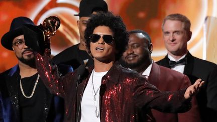 L'Américain Bruno Mars reçoit le Grammy Award du meilleur album de l'année, à New York, le 28 janvier 2018.&nbsp; (LUCAS JACKSON / REUTERS)