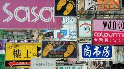 Une multitude d'enseignes publicitaires coiffe une rue de Hong Kong. (AFP PHOTO/MIKE CLARKE)