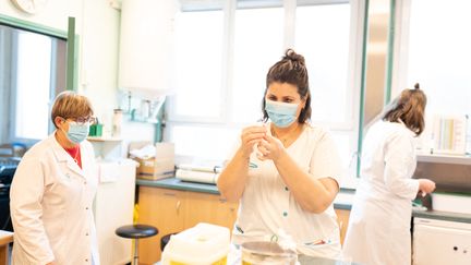 Des professionnelles de santé à Champigny-sur-Marne (Val-de-Marne), le 14 février 2023. (ALINE MORCILLO / HANS LUCAS / AFP)