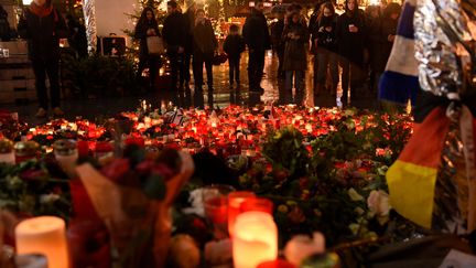 Hommage aux victimes de l'attentat de Berlin sur le marché de Noël où l'attaque a eu lieu, le 22 décembre 2016. (RAINER JENSEN / DPA / AFP)