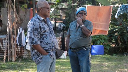 Sylvain Pabouty et Pascal Meimdi dans le squat de Nouville en Nouvelle-Calédonie. (ELISE LAMBERT/FRANCEINFO)