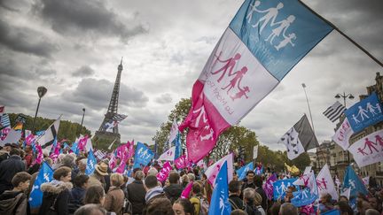 Des manifestants participent &agrave; la "Manif pour tous", le 5 octobre 2014 &agrave; Paris. (MAXPPP)