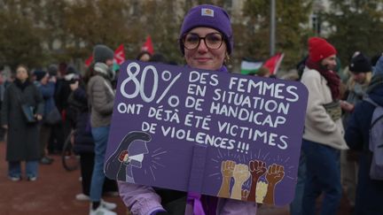 Manifestation contre les féminicides et les violences faîtes aux femmes. Amandine participe à la manifestation. La jeune femme travaille auprès d'un public en situation de handicap. Sur sa pancarte, un chiffre alarmant. (France tv)