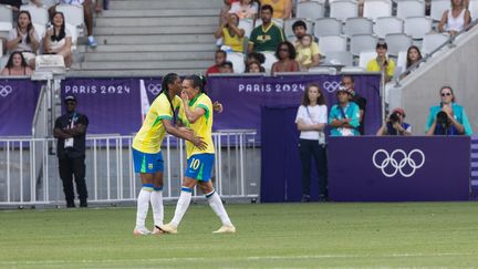 Marta, à droite, en larmes après avoir reçu un carton rouge lors du match Brésil-Espagne, aux JO de Paris, à Bordeaux, le 31 juillet 2024. (THIERRY DAVID / MAXPPP)