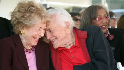 Anne et Kirk Douglas en 2008. (VALERIE MACON / AFP)