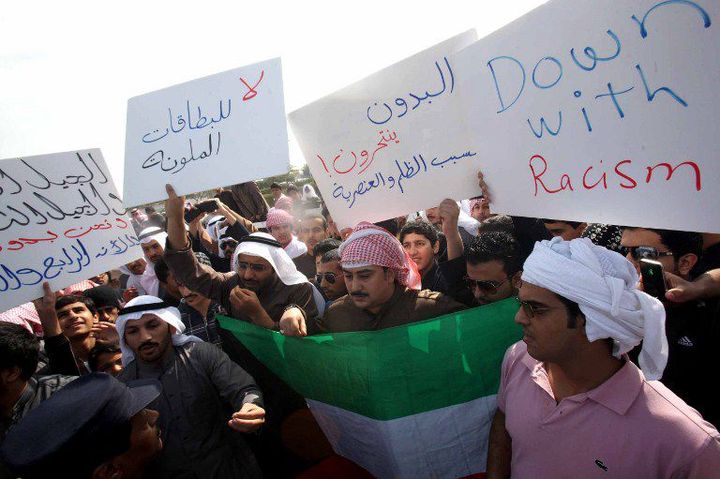 Les apatrides, connus localement sous le nom de «bidoun», exigent la nationalité koweïtienne et appellent à la fin du racisme et de l'injustice, lors d'une manifestation à Jahra, à 50 km au nord-ouest de la ville de Koweït, le 25 janvier 2013. (YASSER AL-ZAYYAT / AFP)