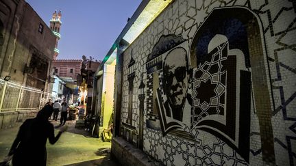 Portrait de Naguib Mahfouz&nbsp;en mosaïque murale dans une ruelle du Caire, derrière la Mosquée Al-Azhar, le 26 novembre 2019. (KHALED DESOUKI / AFP)