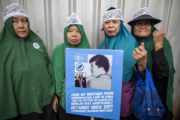 "Libérez mon frère", clame cette pancarte. Fin 2019, des milliers de musulmans ont manifesté devant l'ambassade chinoise en Indonésie, à Jakarta pour demander la libération de Ouïghours. (DONAL HUSNI / NURPHOTO / AFP)