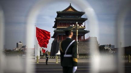 Un policier monte la garde sur la route reliant la place Tiananmen au Palais de l'Assembl&eacute;e du peuple. (ALEXANDER F. YUAN / AP / SIPA)