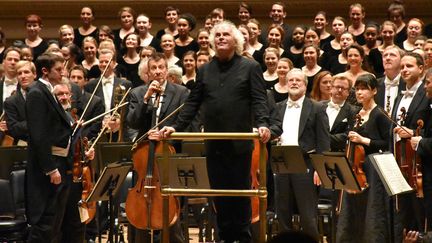 Simon Rattle et l'Orchestre philharmonique de Berlin qu'il dirige (ici en novembre 2015 à New York).
 (Chris Melzer / DPA)