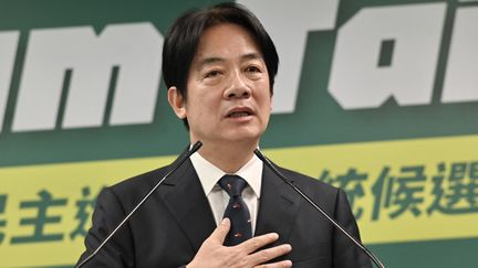 Le vice-président taïwanais et président du Parti démocrate progressiste (PDP), William Lai, fait un geste lors de son discours au siège du PDP à Taipei (Taïwan), le 12 avril 2023. (SAM YEH / AFP)