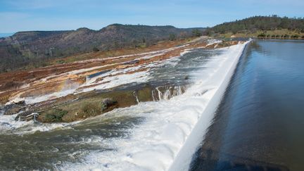 Le réservoir du barrage d'Oroville, situé en Californie, menace de céder après des jours de fortes pluies, le 13 février 2017.&nbsp; (KELLY M. GROW / CALIFORNIA DEPARTMENT OF WATER / AFP)