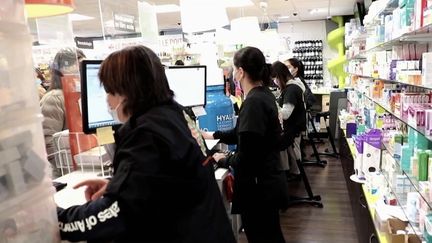 En France, 9,5 millions de&nbsp;test&nbsp;Covid-19&nbsp;ont été réalisés entre le 31 décembre et le 6 janvier.&nbsp;Les files d'attente ne se réduisent pas, et face à la montée des demandes de tests, les pharmacies peinent à s'organiser. (CAPTURE ECRAN FRANCE 2)