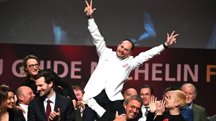 Le chef français Alexandre Couillon se voit décerner une troisième étoile par le guide Michelin, le 6 mars 2023, à Strasbourg. (PATRICK HERTZOG / AFP)