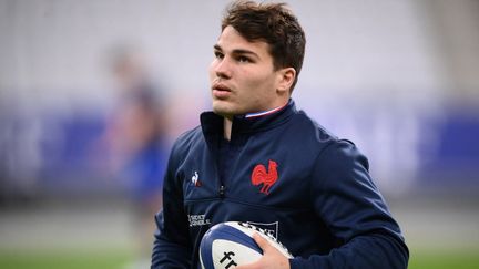 Antoine Dupont à l'échauffement avant d'affronter le pays de Galles le 20 mars 2021, au stade de France.&nbsp; (FRANCK FIFE / AFP)