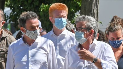 Eric Piolle, maire écologiste de Grenoble, avec Adrien Quatennens et Jean-Luc Mélenchon, le 21 août 2020, aux universités d'été de La France insoumise. (PHILIPPE DESMAZES / AFP)