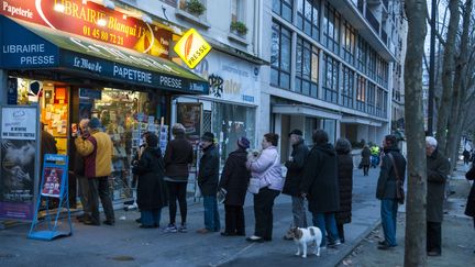 File d'attente devant un kiosque boulevard Auguste Blanqui dans le XIIIe arrondissement de Paris, le 14 janvier.
 (ROLLINGER-ANA / ONLY FRANCE)