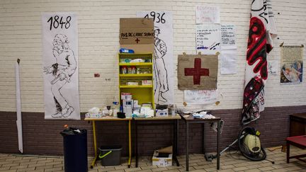 La pharmacie installée par les étudiants qui occupent Tolbiac, le 13 avril 2018 à Paris.&nbsp; (AURELIEN MORISSARD / MAXPPP)