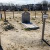 La tombe d'un migrant dans un cimetière de Calais (Pas-de-Calais), en avril 2016. (DENIS CHARLET / AFP)