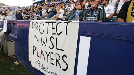 Des panneaux de soutien aux joueuses de la NWSL sont affichés en tribunes lors d'un match entre le Galaxy de Los Angelesy et le Los Angeles FC au Dignity Health Sports Park le 3 octobre 2021 à Carson, en Californie. (KATHARINE LOTZE / GETTY IMAGES NORTH AMERICA)