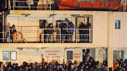 &nbsp; (Plus de 900 migrants arrivés à bord du Blue Sky M à Gallipoli en Italie © MaxPPP)