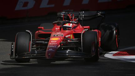 Le Monégasque Charles Leclerc au volant de la Ferrari, sur le circuit de Baku lors du GP d'AzerbaIdjan 2022. (OZAN KOSE / AFP)