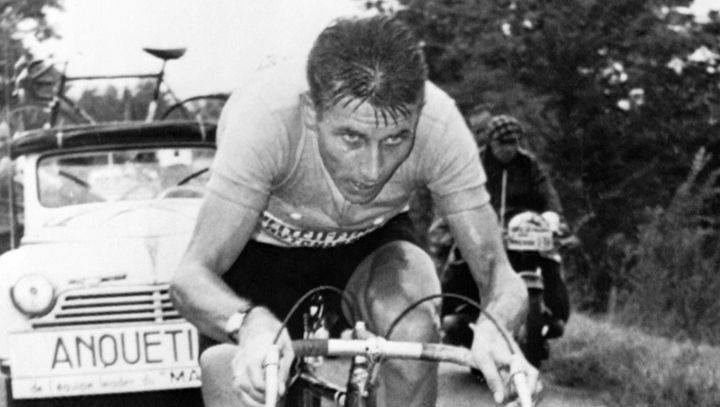 Jacques Anquetil en action lors du dernier contre-la-montre du Tour de France entre Bergerac et Périgueux, le 14 juillet 1961. (AFP)