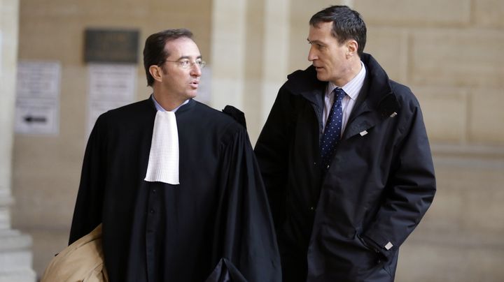 L'ancien colonel Eric Burgaud (&agrave; droite) s'entretient avec son avocat, Alexis Gublin, le 27 novembre 2012 au palais de justice de Paris. (KENZO TRIBOUILLARD / AFP)