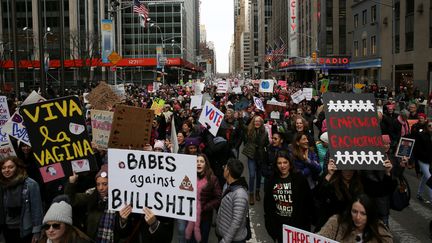 Des participantes à la Marche des femmes à New York, le 20 janvier 2018. (STRINGER / REUTERS)