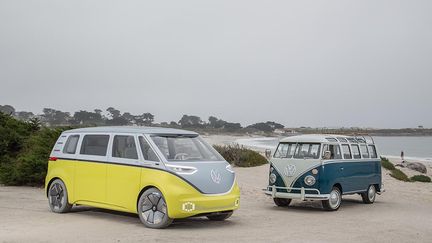 Un Combi Volkswagen de première génération est vu à côté de l'I.D. BUZZ, un concept de&nbsp;microbus électrique développé par la marque allemande. (VOLKSWAGEN)