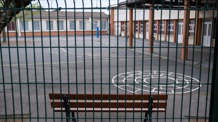 La cour de récréation déserte de l'école&nbsp;élémentaire La Garenne à Saint-Médard-en-Jalles (Gironde) pendant l'épidémie de coronavirus, le 15 avril 2020. (VALENTINO BELLONI / HANS LUCAS / AFP)