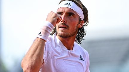 Stefanos Tsitsipas sera au rendez-vous du troisième tour de Roland-Garros. (CHRISTOPHE ARCHAMBAULT / AFP)