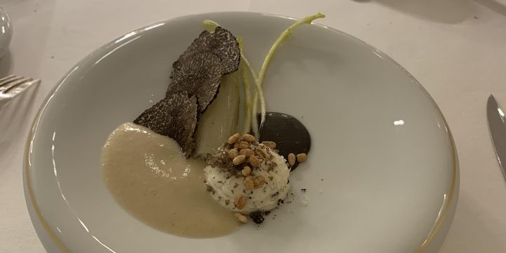 Une belle entrée de Noël préparée par le chef 2 étoiles Christophe Hay : endive de pleine terre, gouda de Touraine, orge perlé et truffe noire. (BERNARD THOMASSON / FRANCEINFO)