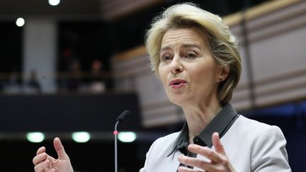 La présidente de la Commission européenne,&nbsp;Ursula von der Leyen, qui présente son "pacte vert" au Parlement européen à Bruxelles, le 11 décembre 2019. (ARIS OIKONOMOU / AFP)