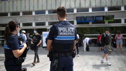 Des policiers devant la gare de Nantes, en Loire-Atlantique, le 14 août 2020. (photo d'illustration) (OLIVIER LANRIVAIN / MAXPPP)