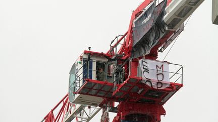 Deux femmes sont montées en haut d'une grue, le 7 juin 2017 à&nbsp;Strasbourg. (MAXPPP)