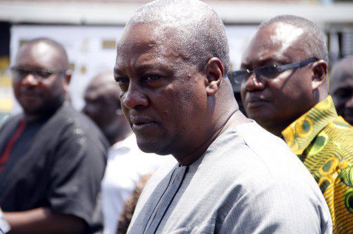 Le président du Ghana, le 9 octobre 2013 à Accra. John Dramani Mahama vient rendre une visite à l'équipe nationale de football, les Black Stars.